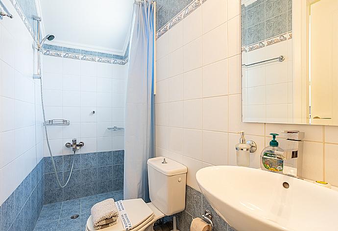 Family bathroom with shower . - Villa Magda . (Fotogalerie) }}