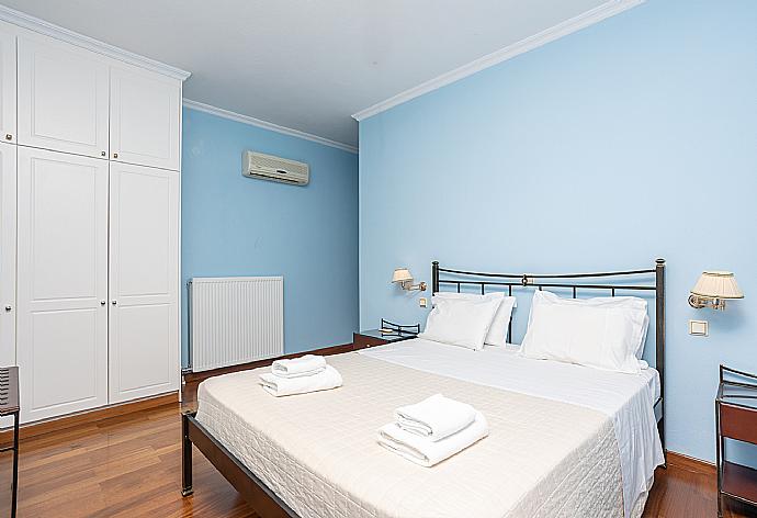 Double bedroom with A/C and upper terrace access with panoramic sea views . - Villa Magda . (Galleria fotografica) }}