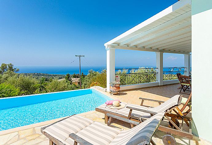 Private infinity pool and terrace with panoramic sea views . - Villa Belvedere Verde . (Galleria fotografica) }}
