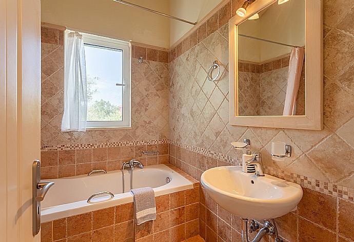 En suite bathroom with bath and shower . - Villa Belvedere Verde . (Galerie de photos) }}