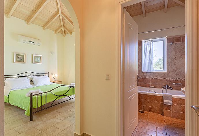 Double bedroom with en suite bathroom, A/C, and terrace access . - Villa Belvedere Verde . (Galería de imágenes) }}