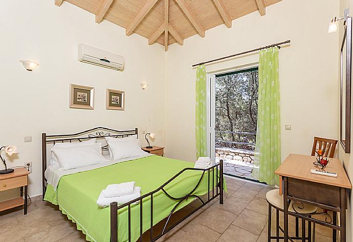 Double bedroom with en suite bathroom, A/C, and terrace access . - Villa Belvedere Verde . (Galería de imágenes) }}