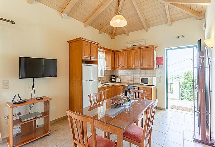 Dining area and equipped kitchen . - Villa Belvedere Verde . (Photo Gallery) }}