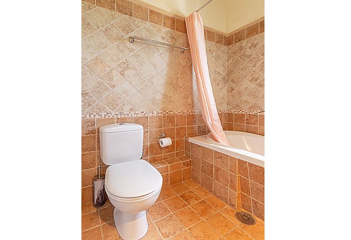 En suite bathroom with bath and shower . - Villa Belvedere Verde . (Fotogalerie) }}