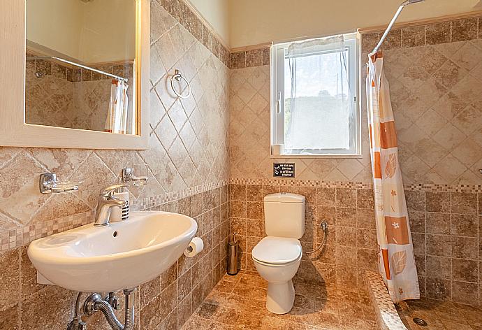 Family bathroom with shower . - Villa Belvedere Verde . (Galerie de photos) }}