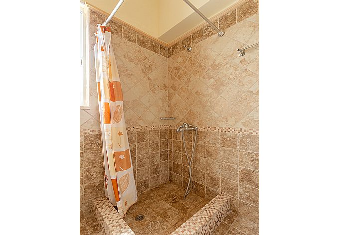 Family bathroom with shower . - Villa Belvedere Verde . (Galleria fotografica) }}