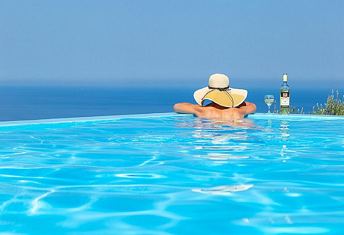 Private infinity pool with panoramic sea views . - Villa Belvedere Rosa . (Galería de imágenes) }}