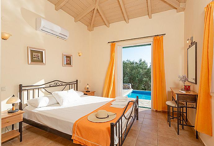 Double bedroom with en suite bathroom, A/C, and pool terrace access . - Villa Belvedere Rosa . (Galerie de photos) }}