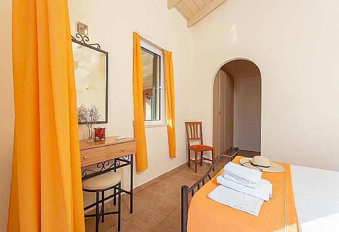 Double bedroom with en suite bathroom, A/C, and pool terrace access . - Villa Belvedere Rosa . (Galería de imágenes) }}