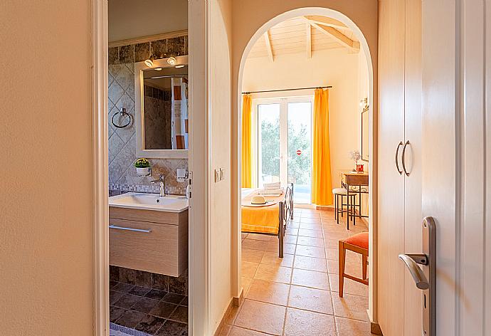 Double bedroom with en suite bathroom, A/C, and pool terrace access . - Villa Belvedere Rosa . (Fotogalerie) }}