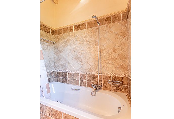 En suite bathroom with bath and shower . - Villa Belvedere Rosa . (Galerie de photos) }}