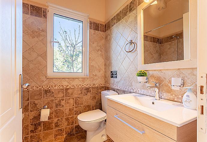 En suite bathroom with bath and shower . - Villa Belvedere Rosa . (Galleria fotografica) }}