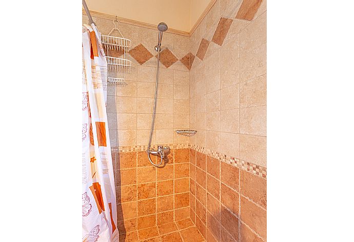 Family bathroom with shower . - Villa Belvedere Rosa . (Galerie de photos) }}