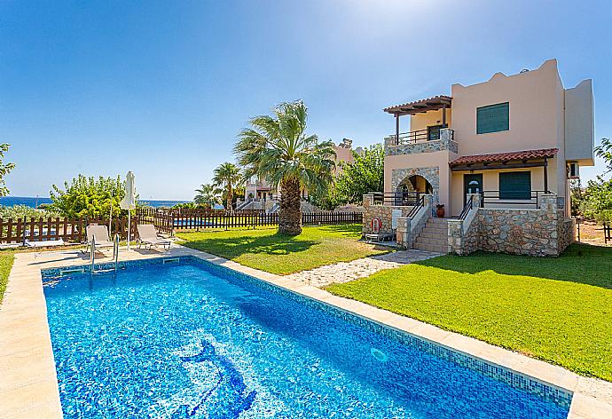 ,Beautiful villa with private pool, terrace, and lawn with sea views . - Spiros Beach Villa . (Galleria fotografica) }}