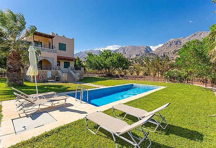 Beautiful villa with private pool, terrace, and lawn with sea views . - Spiros Beach Villa . (Fotogalerie) }}