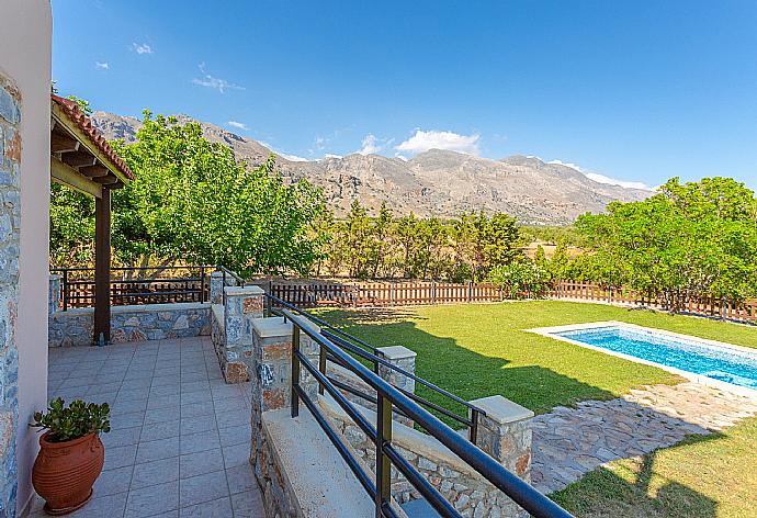 Terrace area . - Spiros Beach Villa . (Fotogalerie) }}