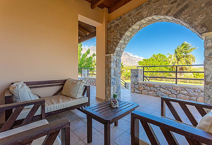 Sheltered terrace area . - Spiros Beach Villa . (Galerie de photos) }}