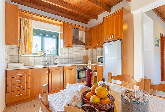 Dining area and equipped kitchen . - Spiros Beach Villa . (Fotogalerie) }}