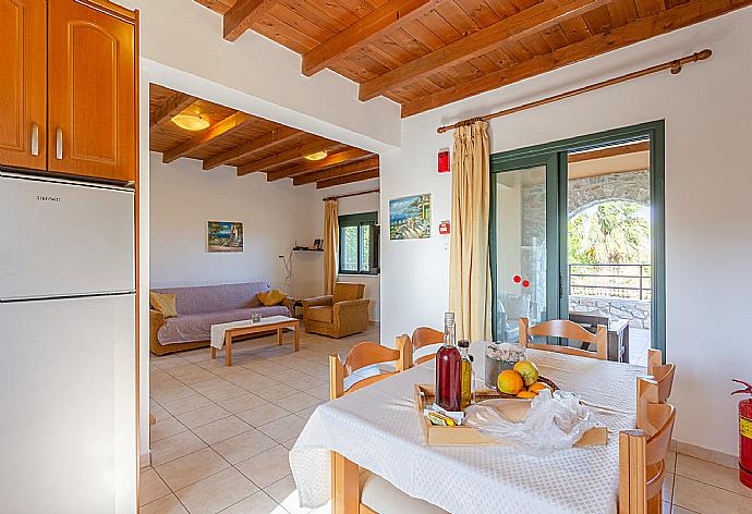 Dining area and equipped kitchen . - Spiros Beach Villa . (Galerie de photos) }}