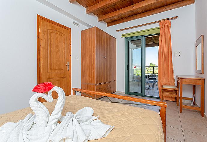 Double bedroom with A/C and balcony access . - Spiros Beach Villa . (Galerie de photos) }}