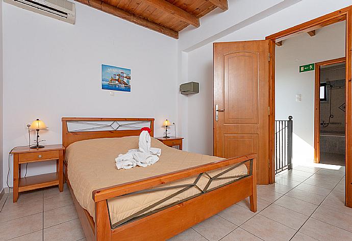 Double bedroom with A/C and balcony access . - Spiros Beach Villa . (Fotogalerie) }}