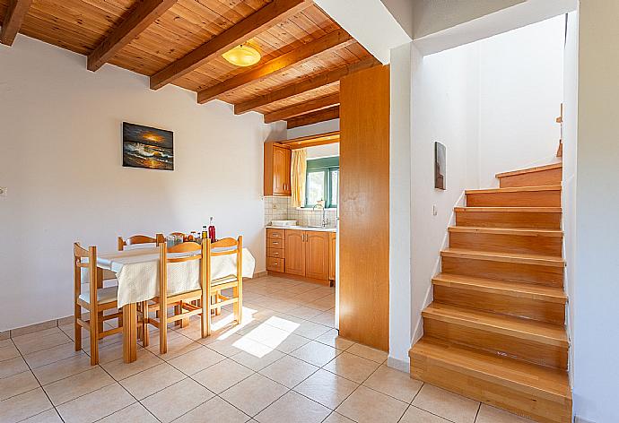 Dining area and equipped kitchen . - Spiros Beach Villa . (Galerie de photos) }}