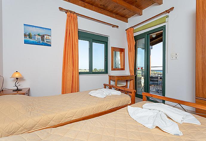 Twin bedroom with A/C and balcony access . - Spiros Beach Villa . (Galleria fotografica) }}