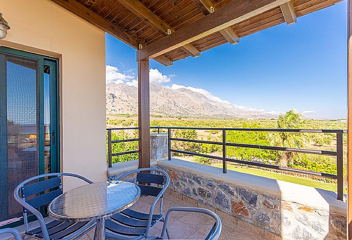 Balcony with views . - Spiros Beach Villa . (Fotogalerie) }}