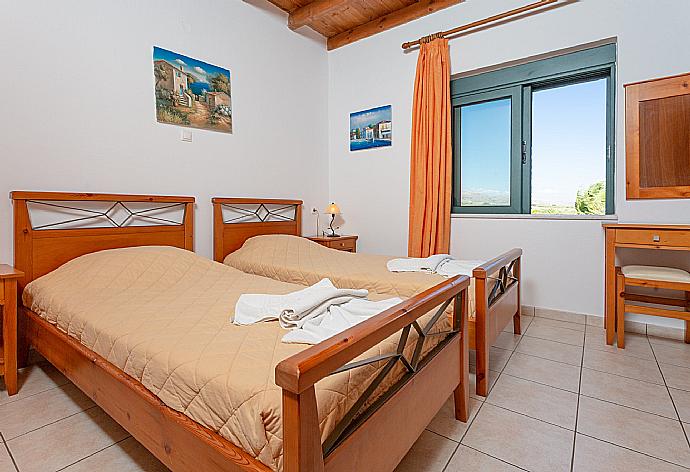 Twin bedroom with A/C and balcony access . - Spiros Beach Villa . (Galleria fotografica) }}