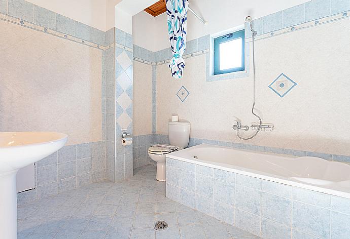 Family bathroom with bath and shower . - Spiros Beach Villa . (Fotogalerie) }}