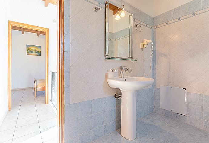 Family bathroom with bath and shower . - Spiros Beach Villa . (Galleria fotografica) }}