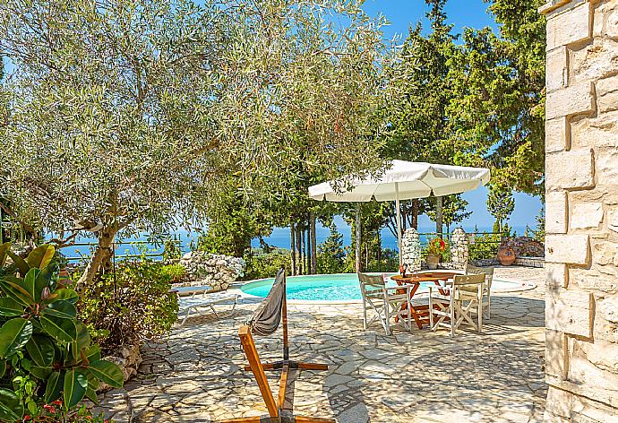 Private pool and terrace with sea views . - Villa Gallini . (Galería de imágenes) }}