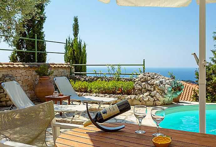 Private pool and terrace with sea views . - Villa Gallini . (Galería de imágenes) }}