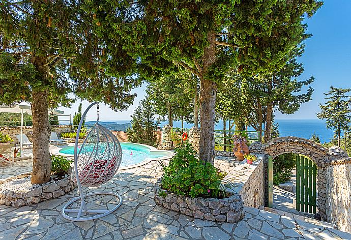 Private pool and terrace with sea views . - Villa Gallini . (Galería de imágenes) }}