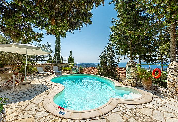 Private pool and terrace with sea views . - Villa Gallini . (Galería de imágenes) }}