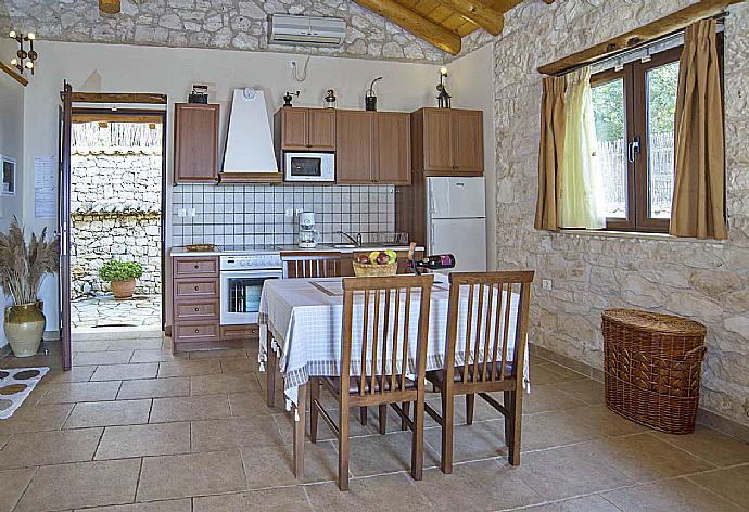 Equipped kitchen and dining area . - Villa Gallini . (Galería de imágenes) }}