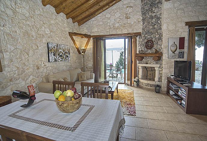 Living room with WiFi, TV, DVD player and terrace access . - Villa Gallini . (Fotogalerie) }}