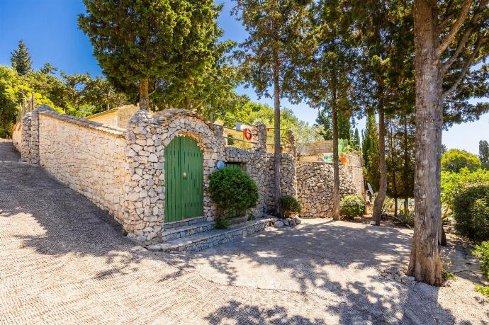 Private off-road parking area . - Villa Gallini . (Photo Gallery) }}