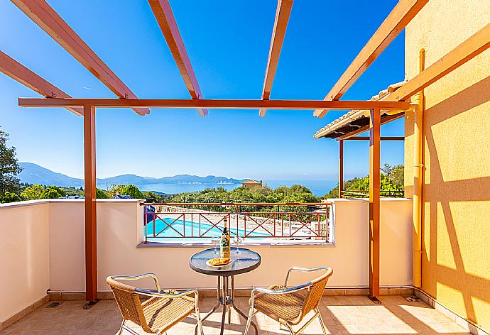 Terrace area with sea views . - Villa Yeraki . (Fotogalerie) }}