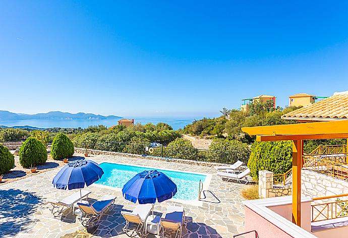 Private pool and terrace with panoramic sea views . - Villa Yeraki . (Galería de imágenes) }}