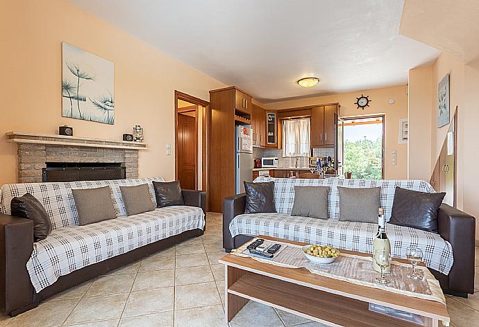 Open-plan living room with sofas, dining area, kitchen, ornamental fireplace, A/C, WiFi internet, satellite TV, and sea views . - Villa Yeraki . (Galleria fotografica) }}