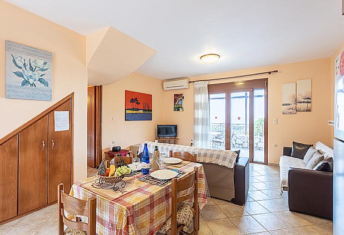 Equipped kitchen with dinning area . - Villa Yeraki . (Galería de imágenes) }}