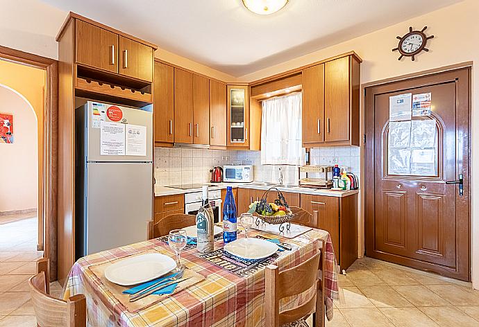 Equipped kitchen . - Villa Yeraki . (Fotogalerie) }}