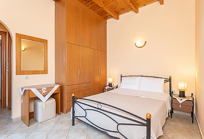 Double bedroom with en suite bathroom, A/C, sea views, and terrace access . - Villa Yeraki . (Galerie de photos) }}