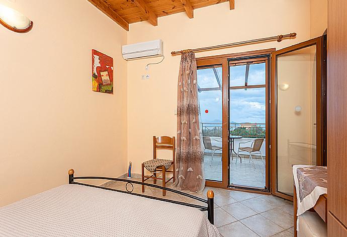 Double bedroom with en suite bathroom, A/C, sea views, and terrace access . - Villa Yeraki . (Galería de imágenes) }}