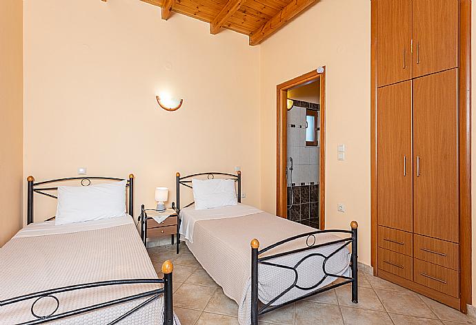 Twin bedroom with en suite bathroom, A/C, sea views, and upper terrace access . - Villa Yeraki . (Галерея фотографий) }}