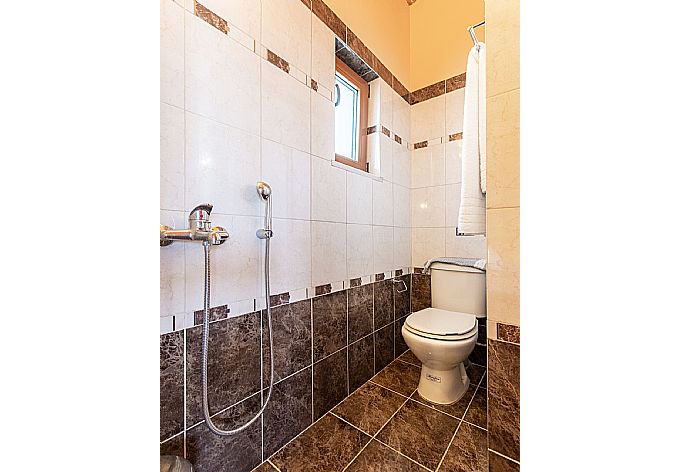 En suite bathroom with shower . - Villa Yeraki . (Galería de imágenes) }}