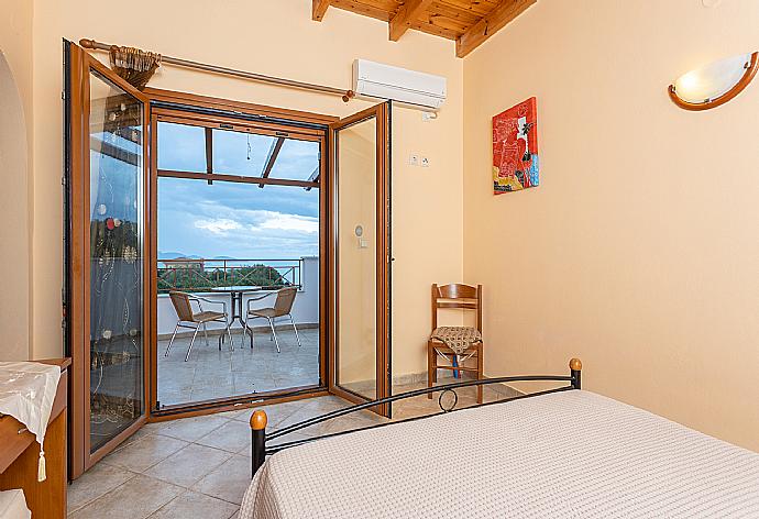 Double bedroom with en suite bathroom, A/C, sea views, and terrace access . - Villa Yeraki . (Galleria fotografica) }}