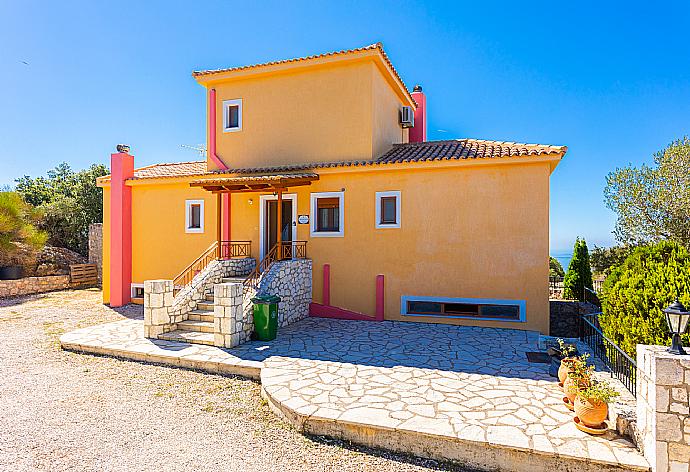 Private parking area . - Villa Yeraki . (Fotogalerie) }}