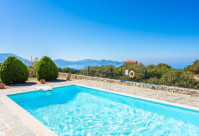 Private pool and terrace with panoramic sea views . - Villa Yeraki . (Galería de imágenes) }}